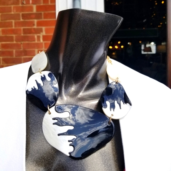 Black and white Acrylic Necklace & Earrings Set with Goldtone findings - Picture 14 of 16